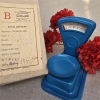 metal-legetøjs-vægt-blå-købmandsvægt-dukkehuset-gammel-russisk-legetøj-original-æske